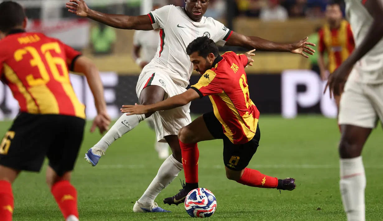 Gelandang Chelsea asal Portugal, Dario Essugo berebut bola dengan Houssem Tka (Esperance de Tunis) saat laga ketiga Grup D Piala Dunia Antarklub 2025 di Lincoln Financial Field, Philadelphia, pada 24 Juni 2025 waktu setempat atau Rabu (25/6/2025) pagi WIB. (FRANCK FIFE/AFP)