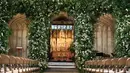 Karangan bunga menghiasi depan tangga altar Kapel St George untuk upacara pernikahan Pangeran Harry dan Meghan Markle di Kastil Windsor, Inggris, Sabtu (19/5). Pangeran Harry dan Meghan Markle akan menikah pada 19 Mei 2018. (Danny Lawson/POOL/AFP)