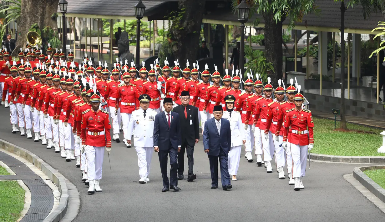 Presiden Joko Widodo bersama Wapres Jusuf Kalla serta Menteri Dalam Negeri (Mendagri) Tjahjo Kumolo mengikuti prosesi kirab pelantikan Gubernur dan Wakil Gubernur Lampung, Arinal Djunaidi dan Chusnunia Chalim sebelum pelantikan di Istana Negara, Jakarta, Rabu (12/6/2019). (Liputan6.com/HO/Irwan)