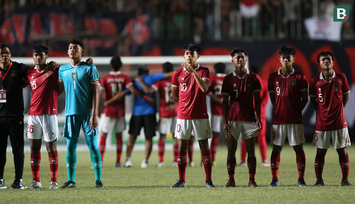 Saat memastikan lolos ke partai final usai menang adu penalti atas Myanmar, Bima Sakti dan para skuat Timns Indonesia U-16 menyempatkan untuk memberi penghormatan khusu kepada almarhum Alfin Lestaluhu yang telah menularkan semangat juang yang tinggi kepada seluruh anggota tim. (Bola.com/Bagaskara Lazuardi)