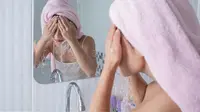 Tips pertama untuk rutinitas perawatan kulit wajah saat Idul Fitri dimulai dengan membersihkan kulit. (Sumber: Freepik/wayhomestudio).