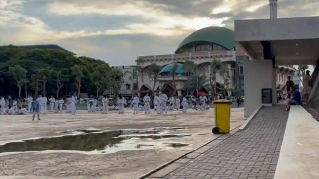 Di sana terdapat juga lapangan yang luas, sehingga cocok bagi rombongan warga yang ingin senam massal di Alun-Alun Pamulang.<br><br>(Foto: Liputan6)