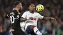 Pemain Tottenham Hotspur, Steven Bergwijn, berebut bola dengan bek Manchester City, Nicolas Otamendi, pada laga Premier League di Stadion Tottenham Hotspur, Minggu (2/2/2020). Tottenham menang 2-0 atas Manchester City. (AP/Ian Walton)