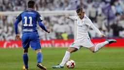 Pemain Real Madrid, Theo Hernandez (kanan) melepaskan tembakan saat diadang pemain Fuenlabrada, Hugo Fraile pada laga Copa del Rey babak 32 besar di Santiago Bernabeu stadium, Madrid, (28/11/2017). Real Madrid bermain imbang 2-2. (AP/Francisco Seco)