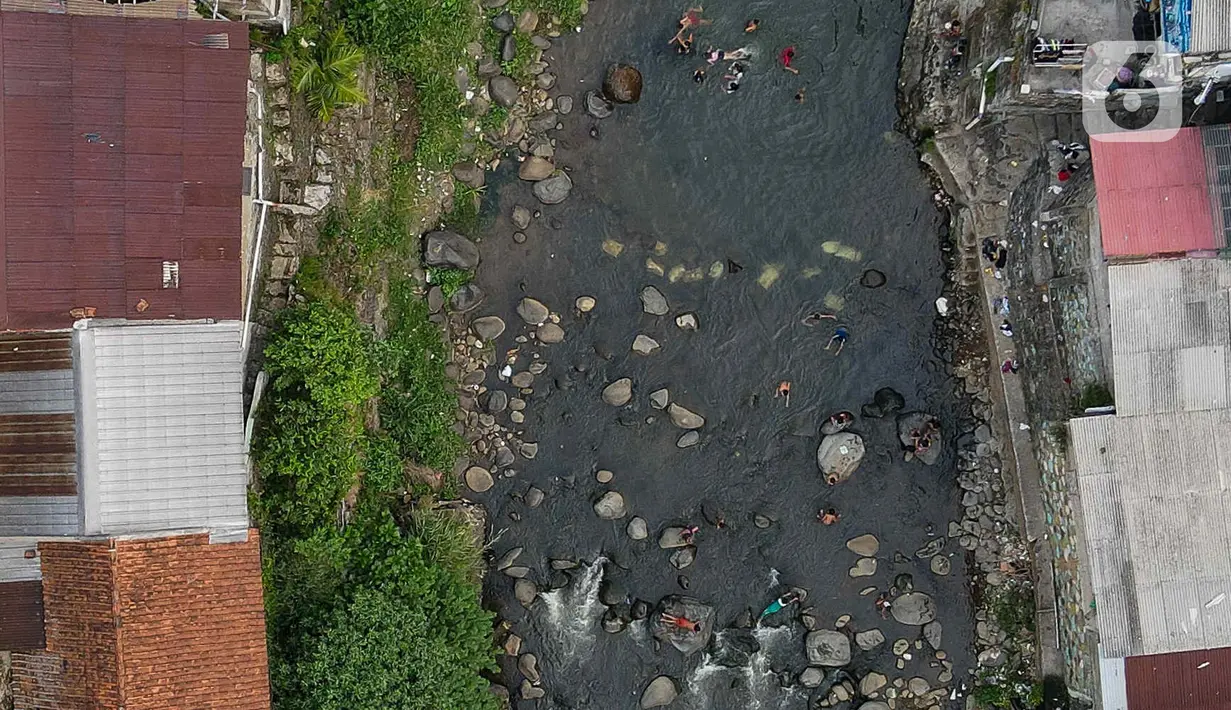 Kondisi Sungai Ciliwung yang menyusut airnya di kawasan Pulo Geulis Kota Bogor, Jawa Barat, Kamis (12/10/2023). (Liputan6.com/Herman Zakharia)