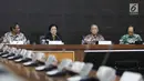 Mahfud MD (kiri), Megawati Soekarnoputri (kedua kiri), Try Sutrisno (kedua kanan) dan Sudhamek saat menghadiri diskusi dengan para pemimpin redaksi media cetak, dan elektronik di Jakarta, Rabu (24/1). (Liputan6.com/Angga Yuniar)