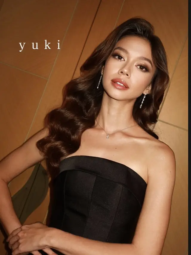 Yuki Kato kenakan gaun hitam strapless saat kondangan. [@abysalam]