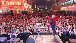 Aksi panggung Aaron Carter saat konser di Las Vegas. Informasi Aaron Carter meninggal dunia dikonfirmasi Los Angeles County Sheriff's Department. Mereka menemukan Aaron Carter dalam keadaan tak bernyawa pada Sabtu, 6 Novermber 2022. (Instagram/aaroncarter)