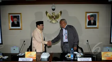 Ketua BPK Harry Azhar Aziz (kiri) bersalaman dengan Plt Ketua KPK  Taufiequrachman Ruki sebelum menggelar rapat di Gedung BPK, Jakarta, (11/3/2015). Pertemuan dua pimpinan lembaga tinggi negara ini berlangsung tertutup. (Liputan6.com/Helmi Fithriansyah)