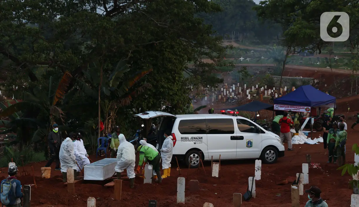 Suasana pemakaman dengan protokol COVID-19 di TPU Pondok Ranggon, Jakarta, Kamis (24/9/2020). Berdasarkan data Kamis (24/9), ada penambahan 4.634 kasus baru sehingga jumlah kasus Covid-19 di Indonesia mencapai 262.022 orang, sembuh 191.853, meninggal 10.105. (Liputan6.com/Helmi Fithriansyah)