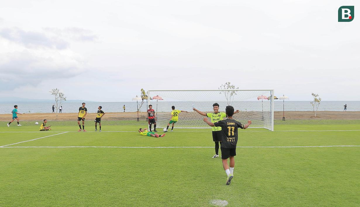 Sejumlah pesepak bola cilik bermain bola di Training Ground Bali United, Gianyar, Senin (28.03/2022). Mereka tampak senang menjajal lapangan latihan Bali United yang berada di pinggir pantai. (Bola.com/ M Iqbal Ichsan)