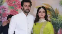 Penggemar heboh, Alia Bhatt datang ke prnikahan Sonam Kapoor dengan digandeng oleh Ranbir Kapoor (NDTV)