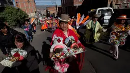 Sejumlah wanita membawa tengkorak manusia yang dihias selama Festival Natitas di La Paz, Bolivia (8/11). Ritual ini digelar seminggu setelah Hari Mati di Bolivia. (AP Photo/Juan Karita)