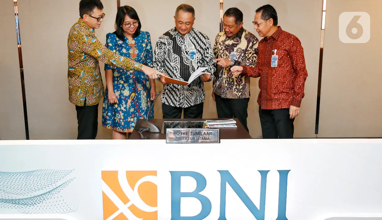 <p>(Ki-ka) Direktur IT dan Operasi BNI Y.B. Hariantono, Direktur Keuangan BNI Novita Widya Anggraini, Direktur Utama BNI Royke Tumilaar, Direktur Bisnis UMKM BNI, Muhammad Iqbal, dan Direktur Manajemen Risiko BNI David Pirzada dalam Public Expose Kuartal I 2022 BNI, di Jakarta (26/4/2022). Percetakan laba bersih pada kuartal pertama BNI tahun ini mencapai Rp3,96 triliun, tumbuh 63,2% secara tahunan atau year-on-year (yoy). (Liputan6.com/HO/BNI)</p>