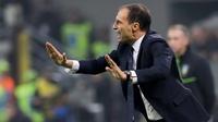 Pelatih Juventus, Massimiliano Allegri menginstruksikan pemainnya saat bertanding melawan AC Milan pada lanjutan Liga Serie A Italia di stadion San Siro, Milan (11/11). Juventus menang 2-0 atas AC Milan. (AP Photo / Luca Bruno)