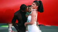 Travis Scott, Stormi Webster, dan Kylie Jenner hadir di karpet merah premier "Travis Scott: Look Mom I Can Fly". (RICH FURY / GETTY IMAGES NORTH AMERICA / AFP)