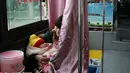 Seorang Ibu saat ingin menyusui anaknya di dalam sebuah bus, kota Pingxiang, Provinsi Jiangxi, Cina. Hal ini dilakukan sebagai perhatian bagi para ibu menyusui agar bisa memberi ASI meskipun berada didalam angkutan umum. (shanghaiist.com)