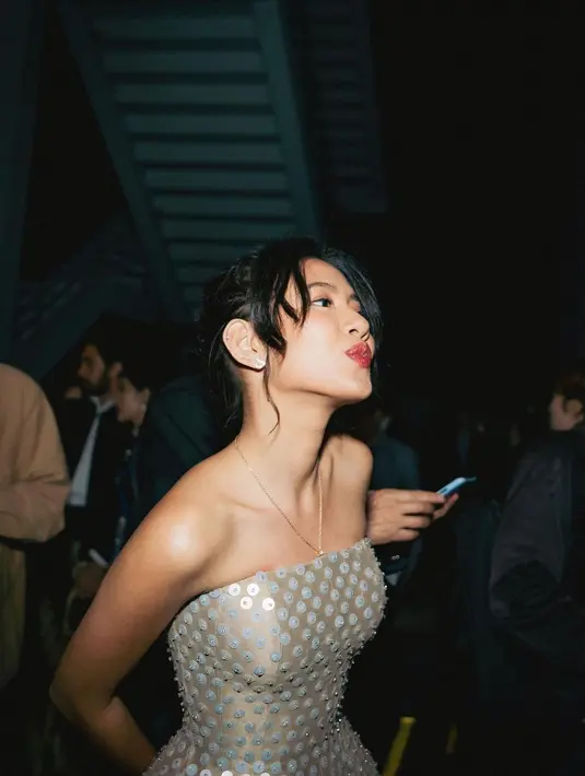 Disempurnakan dengan pulasan makeup flawless dan tatanan rambut messy updo yang membuat penampilan Shenina makin memesona. [@sheninacinnamon]