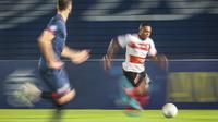 Pemain Madura United, David Laly menggiring bola saat laga pekan kesepuluh BRI Liga 1 2021/2022 antara Madura United melawan Arema FC di Stadion Sultan Agung, Bantul, Senin (01/11/2021). (Bola.com/Bagaskara Lazuardi)