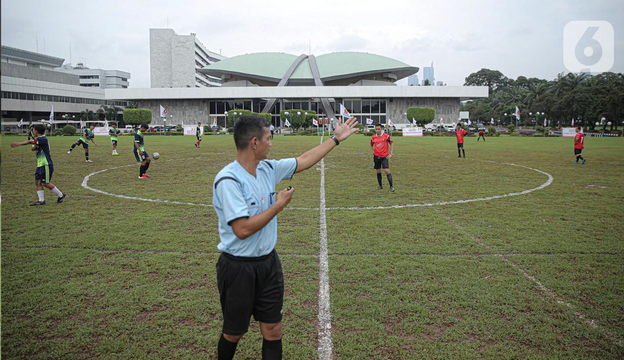Wasit memimpin pertandingan sepak bola dalam rangkaian HUT Gerindra ke-15 di Lapangan Sepak bola DPR RI, Jakarta, Selasa (31/1/2023). Sejumlah kegiatan dilaksanakan dalam rangkaian HUT Gerinda Ke-15 yang digelar sederhana dan tidak secara foya-foya. (Liputan6.com/Faizal Fanani)