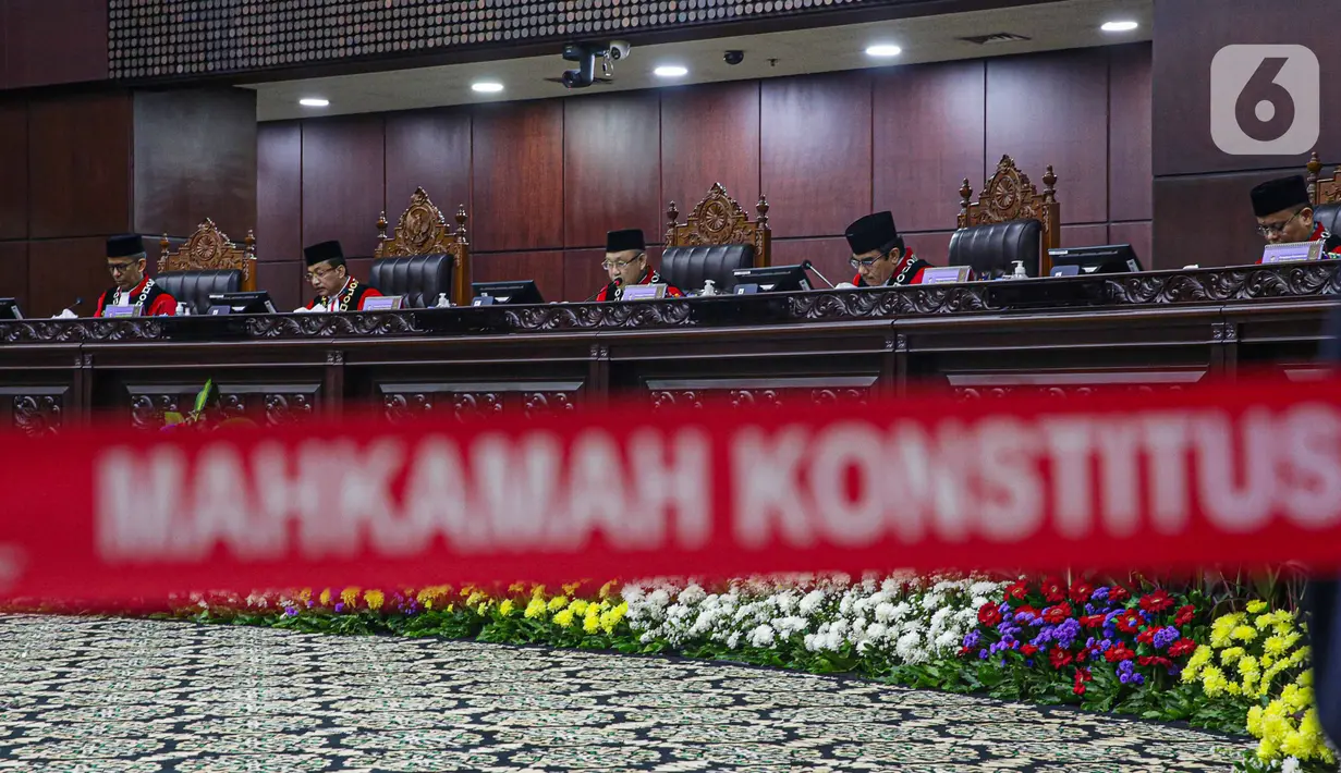 Delapan hakim MK yang hadir tersebut ialah Arief Hidayat, Wahiduddin Adams, Manahan M. P. Sitompul, Daniel Yusmic Pancastaki Foekh, M. Guntur Hamzah, Saldi Isra, dan Enny Nurbaningsih.  (Liputan6.com/Faizal Fanani)