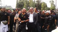 Ratusan masyarakat Bali dan Ketua Komnas Perlindungan Anak Arist Merdeka Sirait sudah menunggu di depan Pengadilan Negeri (PN) Denpasar untuk memberikan dukungan ke Polda Bali. (Liputan6.com/Dewi Divianta)