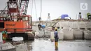 Pekerja menyelesaikan pembangunan dermaga Pelabuhan Kali Adem, Penjaringan, Jakarta, Sabtu (26/11/2022). Pembangunan dermaga tersebut untuk mengantisipasi dampak banjir rob yang kerap merendam kawasan tersebut serta meningkatkan pelayanan pelabuhan. (Liputan6.com/Faizal Fanani)