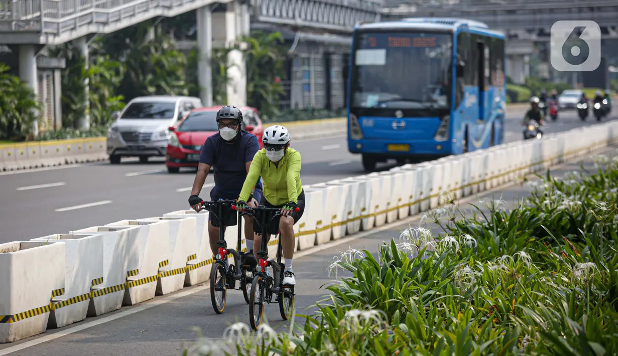 Pesepeda melintas di Jalan Jenderal Sudirman, Jakarta, Minggu (6/6/2021). Gubernur DKI Jakarta Anies Baswedan berencana menambah jalur sepeda untuk memfasilitasi warga agar dapat bersepeda secara aman. (Liputan6.com/Faizal Fanani)