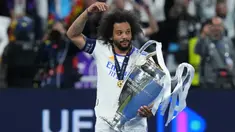 Real Madrid berhasil meraih gelar Liga Champions untuk yang ke-14 kalinya sepanjang sejarah usai menyingkirkan Liverpool 1-0 di laga final. Keberhasilan Los Blancos tak lepas dari peran 5 amunisi asal Brasil dalam skuat mereka. Berikut peran kelima pemain tersebut. (AP/Petr David Josek)