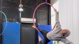 Wanita yang mantap berhijab itu bahkan punya instruktur pribadi. Olla Ramlan kini rutin menekuni aerial hoop. (Liputan6.com/IG/@ollaramlan).