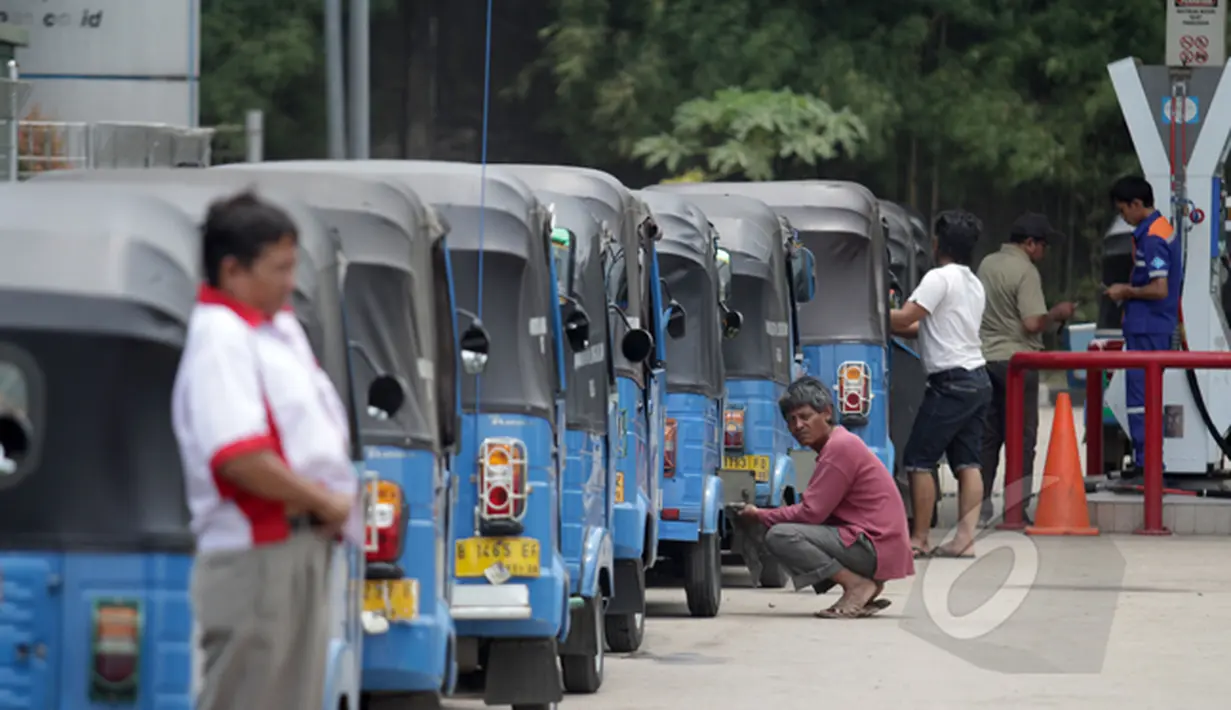 Pengendara Bajaj mengantre untuk mengisi BBG di salah satu Stasiun Pengisian Gas, Jakarta, Rabu (25/2/2015). Pemerintah akan menggenjot penggunaan BBG dalam rangka konversi dari bahan bakar minyak pada moda transportasi. (Liputan6.com/Faizal Fanani)