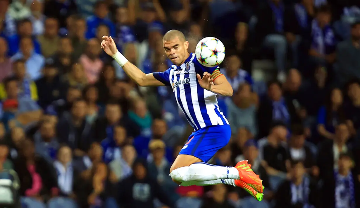 Pemain FC Porto Pepe mengontrol bola saat melawan Club Brugge pada pertandingan sepak bola Grup B Liga Champions di Stadion Dragao, Porto, Portugal, 13 September 2022. Brugge berhasil mengalahkan Porto dengan skor 4-0. (AP Photo/Luis Vieira)