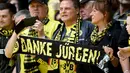Suporter Borussia Dortmund membentangkan spanduk 'Danke Jurgen'. (PATRIK STOLLARZ/AFP)