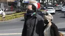 Orang-orang yang memakai masker untuk membantu melindungi dari penyebaran corona, berjalan sebelum penguncian nasional, di Ankara, Rabu (21/4/2021). Turki terus mencatat rekor kematian harian COVID-19 tertinggi pada hari Rabu, dengan 362 kematian terdaftar dalam 24 jam terakhir. (AP/Burhan Ozbilici)