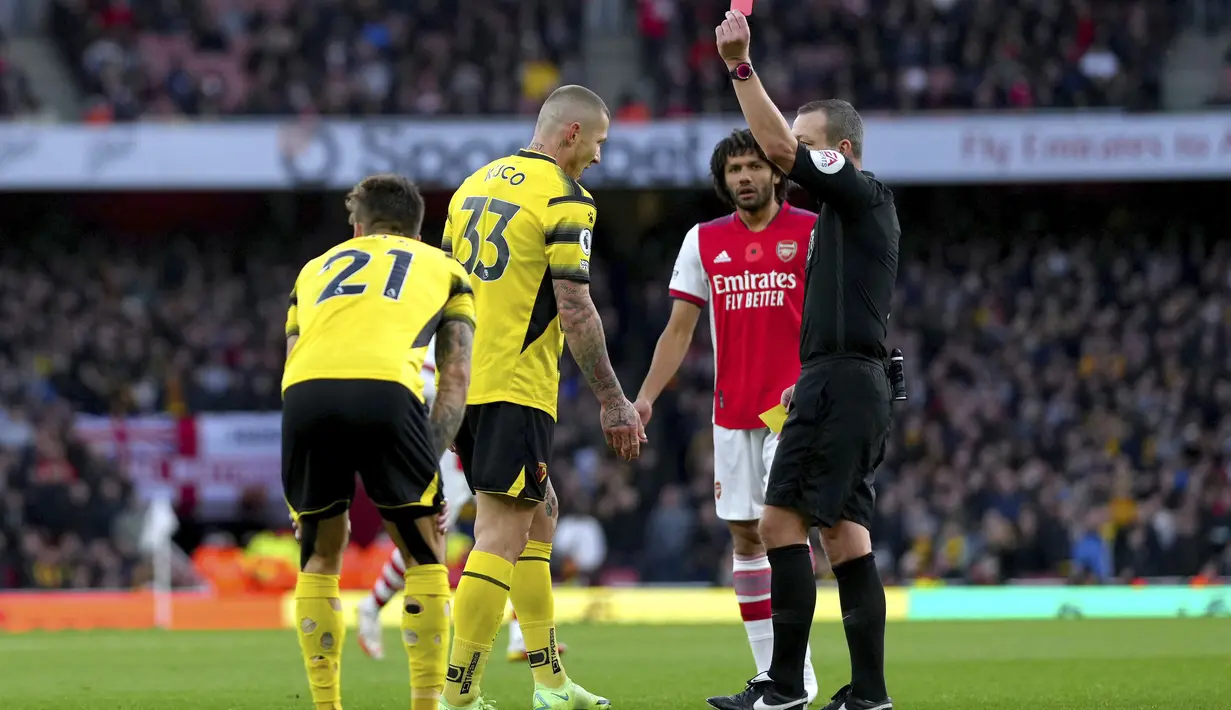 Gelandang Watford, Juraj Kucka diganjar kartu merah oleh wasit setelah melakukan tekel terhadap pemain Arsenal, Nuno Tavares pada pertandingan lanjutan Liga Inggris di Stadion Emirates, London, Minggu (17/11/2021). Arsenal menang tipis atas Watford 1-0. (John Walton/PA via AP)