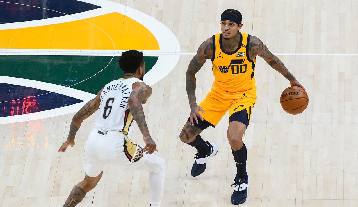 Jordan Clarkson (kanan) berhasil dinobatkan sebagai NBA Sixth Man of the Year musim 2020/2021. Pemain berkebangsaan Filipina ini bermain untuk Utah Jazz. (Foto: Getty Images via AFP/Alex Goodlett)