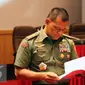 Panglima TNI, Jenderal Gatot Nurmantyo membaca buku jelang memberi keterangan usai Rapim TNI tahun 2017 di Jakarta, Kamis (19/1). Panglima menjelaskan beberapa hasil putusan Rapim TNI tahun 2017. (Liputan6.com/Helmi Fithriansyah)