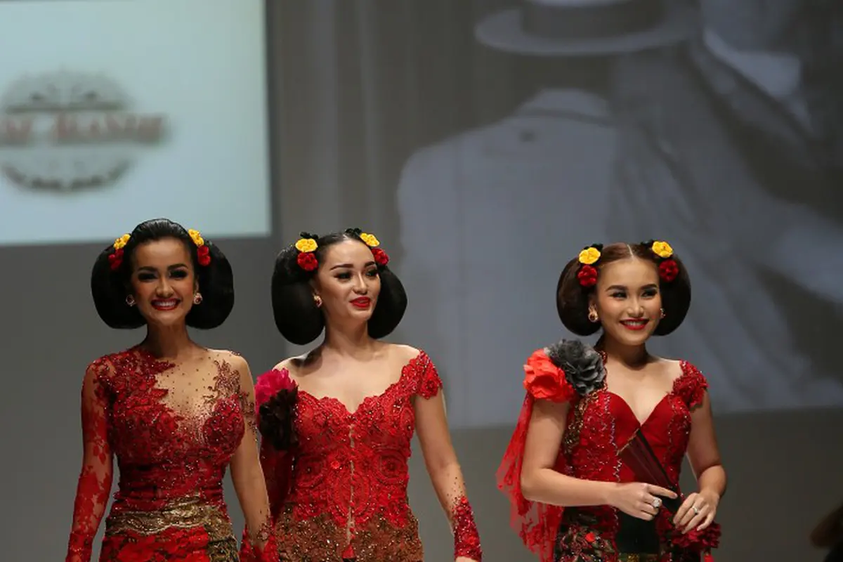 [Bintang] Julia Perez - Ayu Ting Ting - Zaskia Gotik