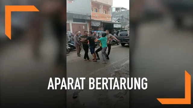 Akibat senggolan di jalan, seorang anggota TNI nekat bertarung melawan dua polisi di  Gunung Sitoli, Sumatera Utara.