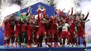 Pemain Liverpool Jordan Henderson mengangkat trofi juara Liga Champions usai mengalahkan Tottenham Hotspur di Stadion Wanda Metropolitano, Madrid, Spanyol, Sabtu (1/6/ 2019). (AP Photo/Francisco Seco)