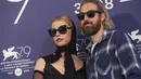 Mia Goth dan sutradara Ti West berpose untuk fotografer pada sesi pemotretan untuk film 'Pearl' selama Festival Film Venesia edisi ke-79 di Venesia, Italia, Sabtu (3/9/2022). (Photo by Joel C Ryan/Invision/AP)