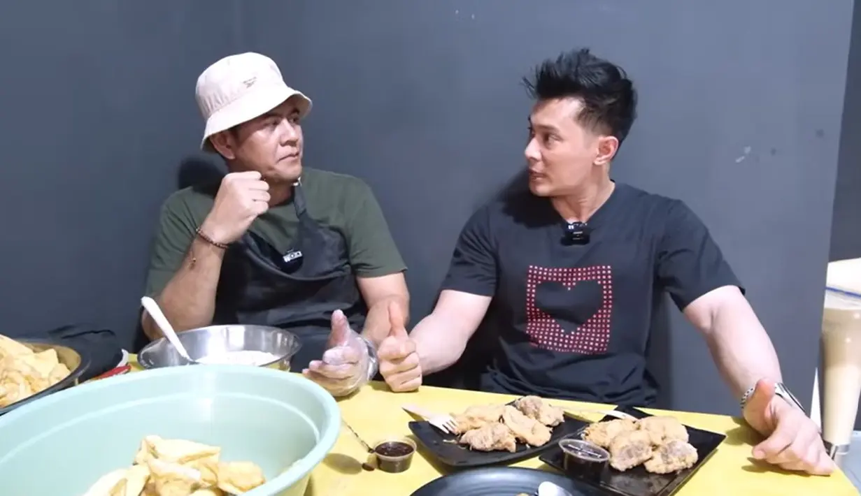 Aktor kelahiran Bandung 44 tahun silam itu mengaku sudah jualan tahu bakso sekitar 7-8  tahun. Tapi untuk tempat yang baru ini baru berjalan belum lama. [Youtube/Afdhal Yusman]