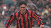 1. Marco Van Basten (AC Milan), striker asal Belanda ini merupakan andalan Rossoneri pada tahun 1990-1995. Sayang mantan bomber Ajax ini cedera yang membuatnya pensiun dini. (AFP/Toshifumi Kitamura)