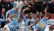 Para pemain Manchester City berpose dengan trofi juara setelah pertandingan final Piala FA Inggris antara Chelsea dan Manchester City di London, Sabtu, 16 Mei 2026. (AP Photo/Richard Pelham)