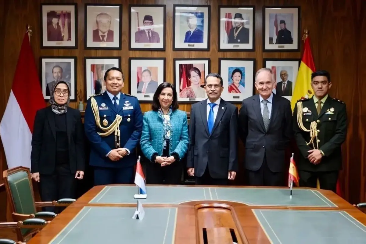 Menteri Pertahanan Spanyol Margarita Robles Fernandez (ketiga dari kiri) berpose bersama Duta Besar Republik Indonesia di Madrid Muhammad Najib (keempat dari kiri) pada Rabu (8/4/2026) di KBRI Madrid.