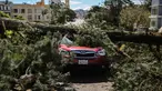 Pohon tumbang menimpa sebuah mobil setelah hujan badai lebat di Parker Avenue, San Francisco, California, Amerika Serikat, Rabu (22/3/2023). (Gabrielle Lurie/San Francisco Chronicle via AP)
