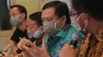 Wakil Ketua Komisi IV DPR Herman Khaeron mengenakan masker saat menjadi pembicara dalam diskusi di kawasan Menteng, Jakarta, Sabtu (10/10/2015). Diskusi tersebut membahas kabut asap dari kebakaran hutan yang semakin pekat. (Liputan6.com/Angga Yuniar)