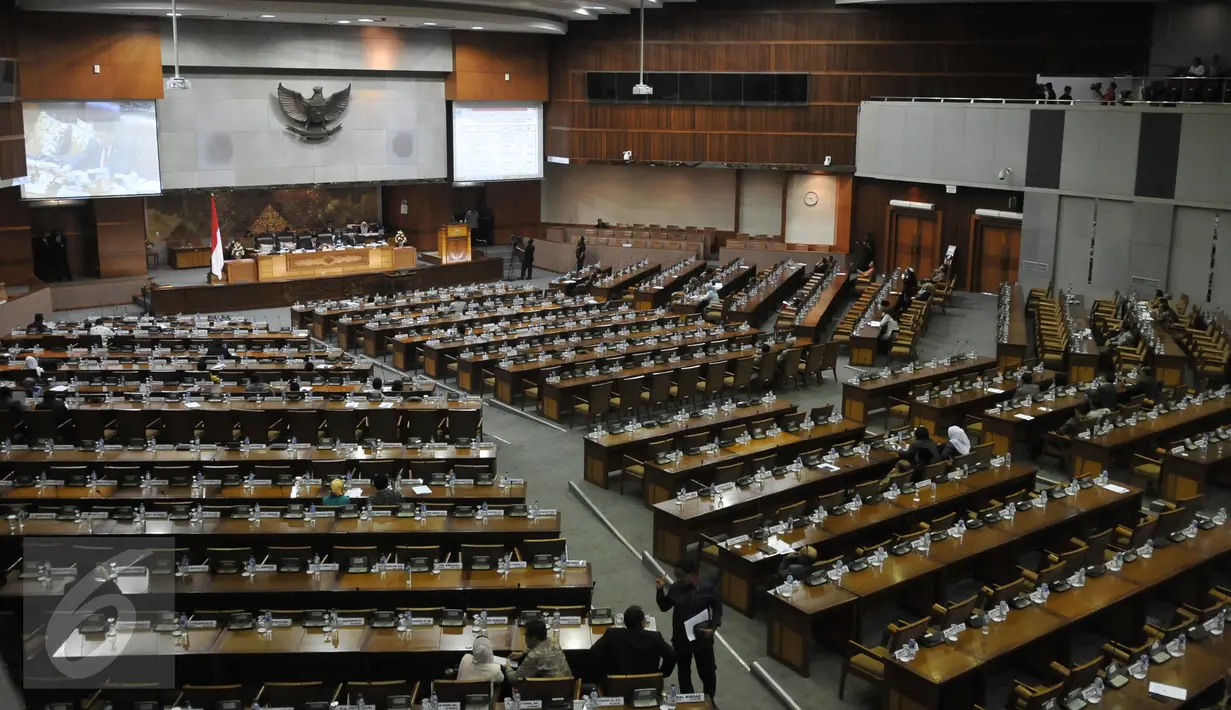 Suasana saat Sidang Paripurna dengan agenda penyampaian Ikhtisar Hasil Pemeriksaan Semester (IHPS) Semester 1 2015 oleh BPK, Jakarta, Senin (5/10/2015). Banyak anggota DPR yang tidak hadir saat sidang tersebut. (Liputan6.com/JohanTallo)