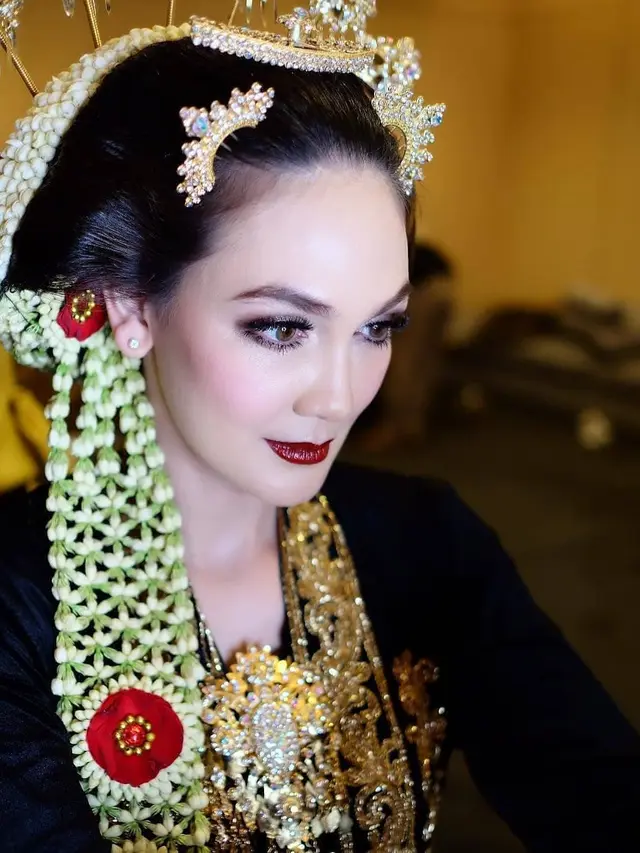 Potret Luna Maya Pakai Baju Pengantin Adat Jawa (sumber: instagram/victoria_makeupatelier)