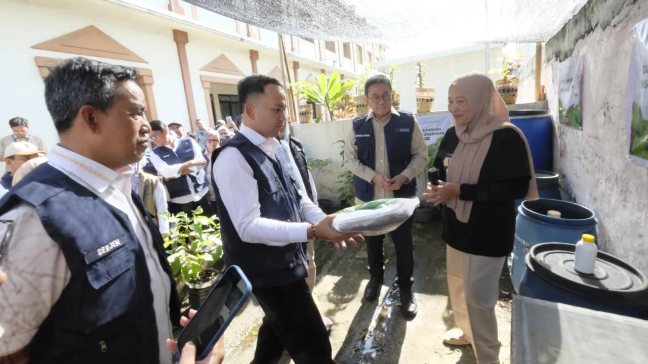 Blusukan ke Pasar Tradisional, Mendag Pastikan Harga Kebutuhan Pokok Stabil Jelang Nataru